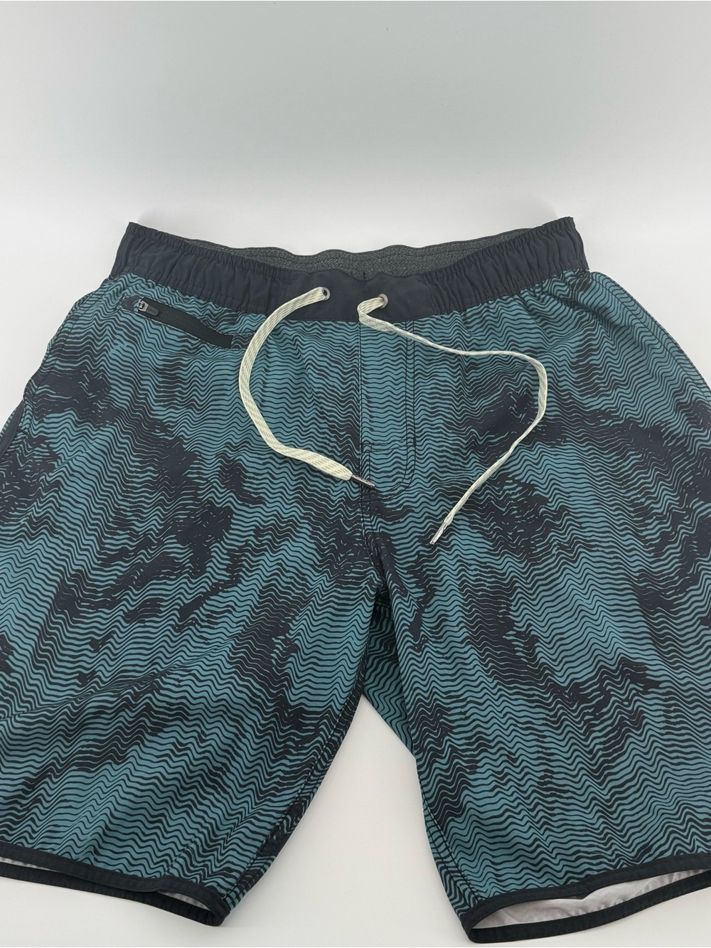 Vuori Bank Shorts Mens M Green Camo Hybrid Drawstring Stretch Performance